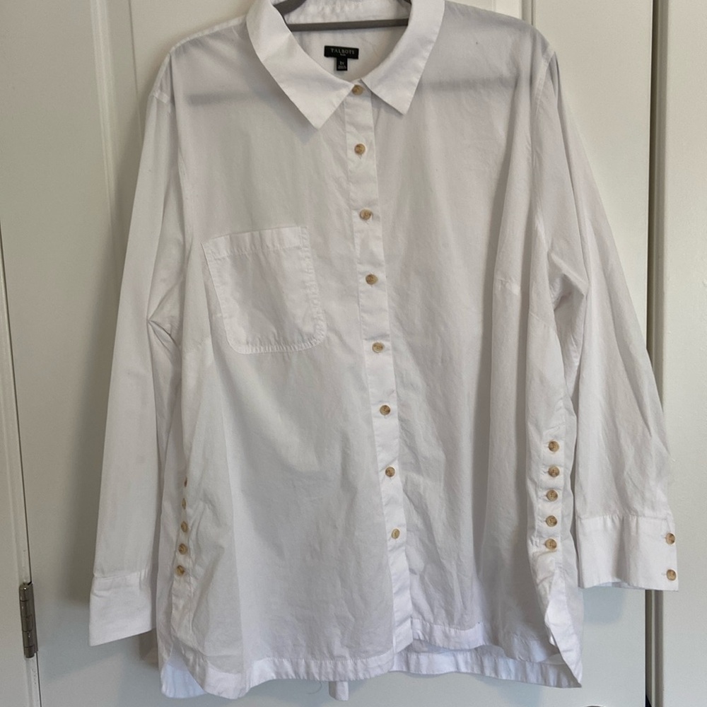 White Talbots 3X button down blouse with 5 buttons on each side.